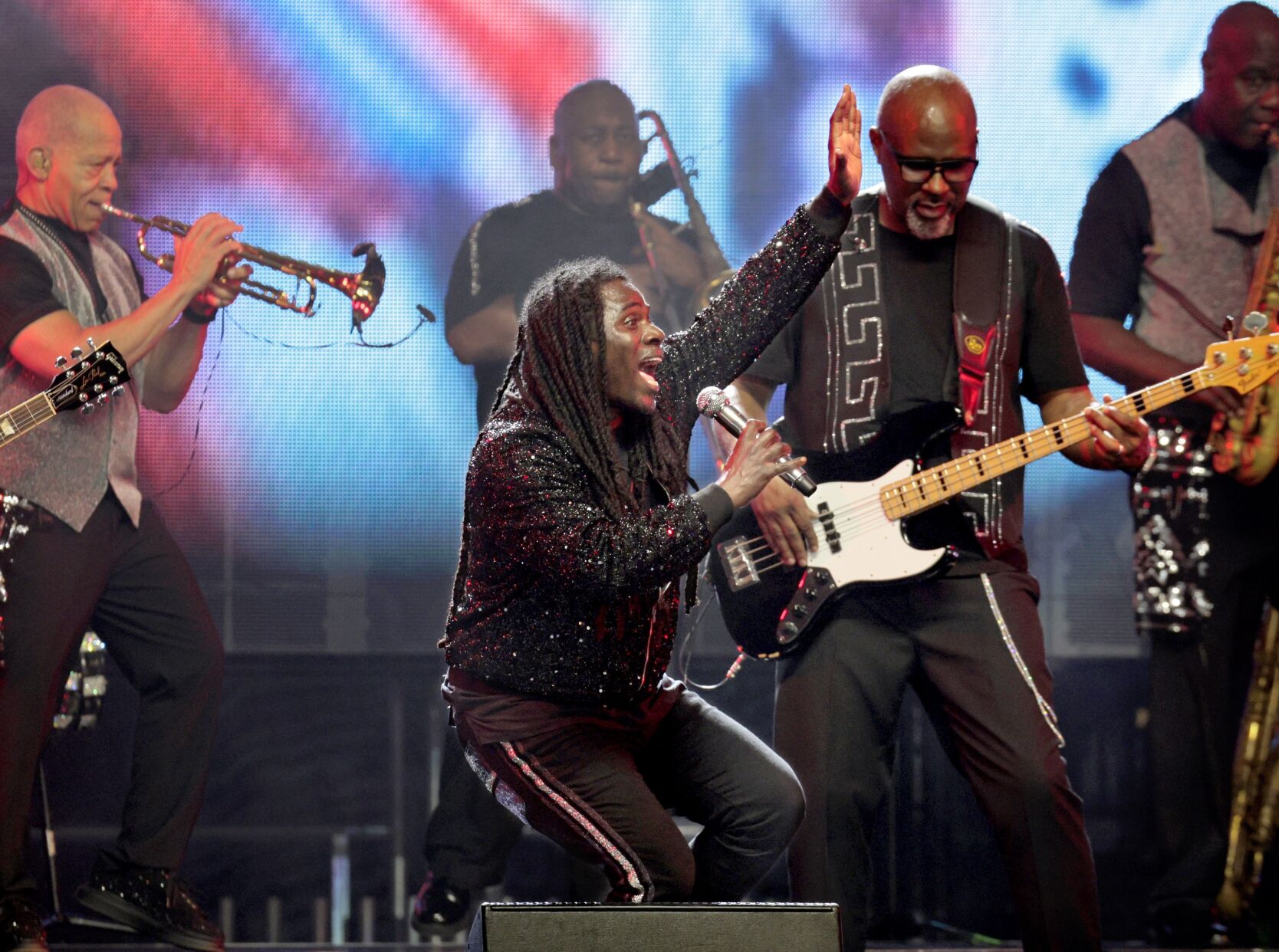 Earth Wind & Fire brave heat, perform at ӣƵ Music Park